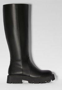 Botte noire montant jusqu'au genou en matériau synthétique lisse, avec une semelle en caoutchouc épaisse à texture striée et un design élégant et minimaliste.