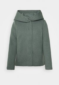 Zielony, teksturowany płaszcz z szerokim, złożonym kapturem. Minimalistyczny design z przodem zapinanym i dwoma bocznymi otworami. Miękki materiał.