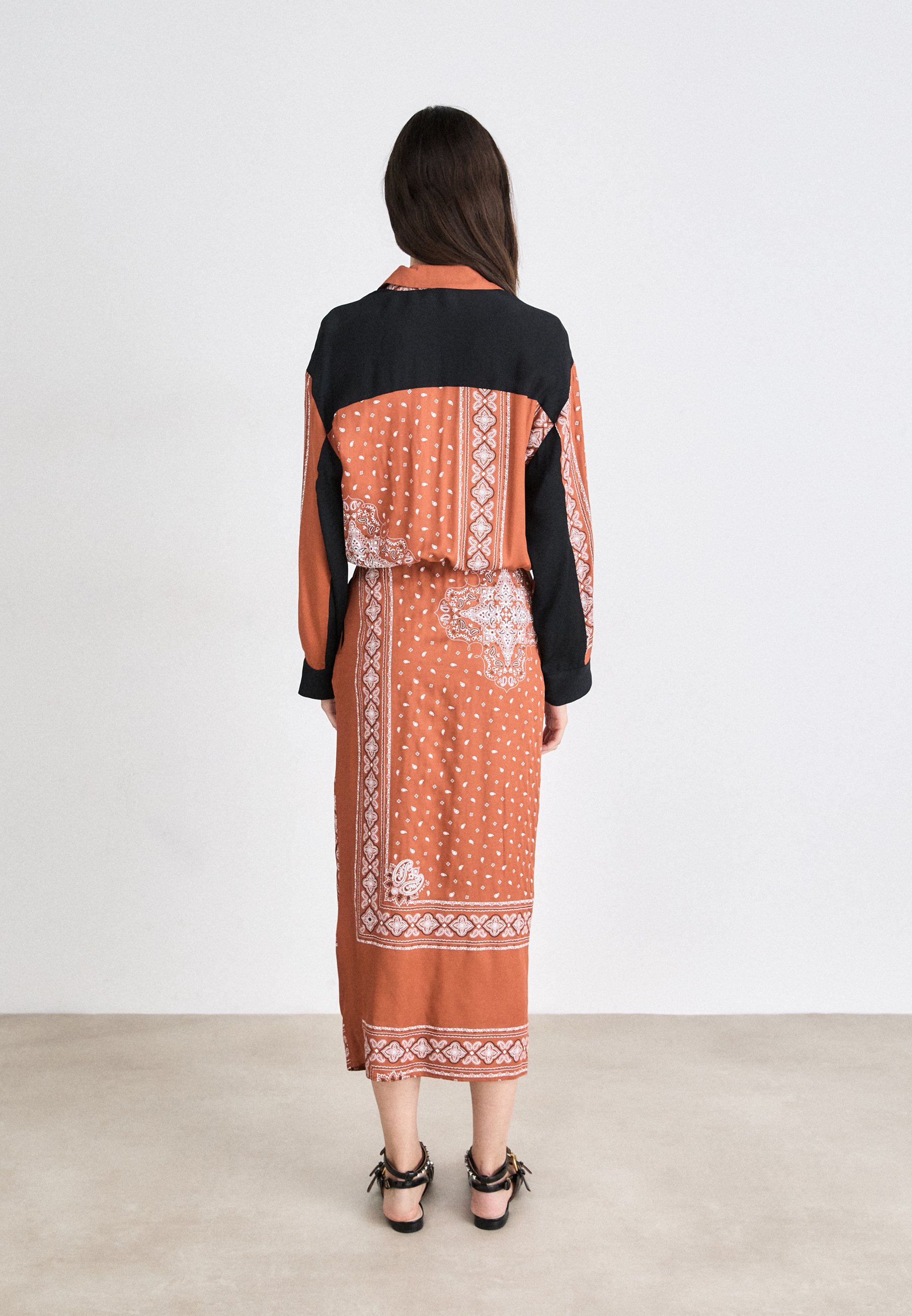 ワンピース Pinko SASSOLUNGO LONG DRESS IN COLOURED STRIPED KNIT SASSOLUNGO LONG DRESS IN COLOURED STRIPED KNIT 104639