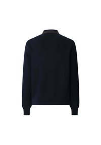 Marineblauwe gebreide trui met een hoge kraag. Heeft lange mouwen en een gestructureerde afwerking, met een strak, minimalistisch ontwerp.