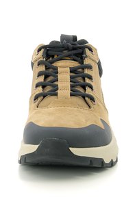 Scarpa da hiking marrone chiaro con tomaia in suede, punta rinforzata, lacci neri e suola in gomma texture per una buona aderenza.