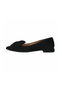 Zwarte suède ballerina met een ronde neus en een knoopdetail aan de voorkant. Platte hak en een gladde binnenvoering voor extra comfort.