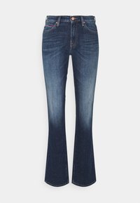 Pantalones vaqueros acampanados de color azul oscuro, hechos de denim, con una cintura alta, que se desvanecen hacia el dobladillo y detalles de costura sutiles.