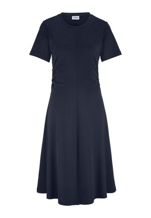 Marineblauwe midi-jurk met korte mouwen, ronde halslijn, subtiele plooien bij de taille, uitlopende rok en een naaddetail aan de voorkant.