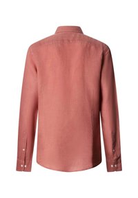 Langærmet terrakotta-skjorte med manchetter med knapper og en klassisk krave, vist bagfra på en hvid baggrund.