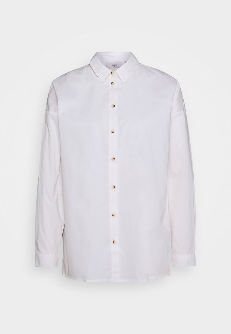 Vit långärmad skjorta med krage, med en knäppt front med guldknappar och en lös passform. Slät textur och minimalistisk design.