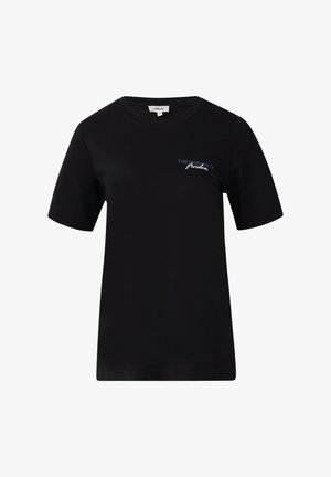 T-shirt in cotone nero con maniche corte. Presenta la scritta "L'ESSENZA DELLA libertà" ricamata in blu e bianco sul davanti.