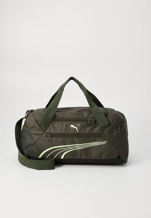 Sports duffel bag i mørk oliven grøn med justerbar grøn rem, to lynlåslommer, mesh panel og lysegrøn logo med striber.