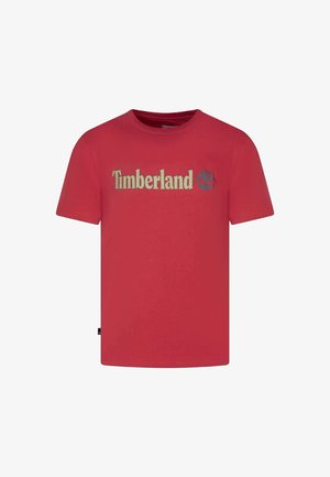T-shirt rossa a maniche corte con scollo tondo, con testo "Timberland" beige e logo ad albero al centro del petto.