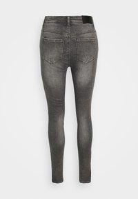 Jeans justos em denim cinza escuro, com uma cintura alta, dois bolsos traseiros e um design elegante. Textura suave com desbotamento mínimo.