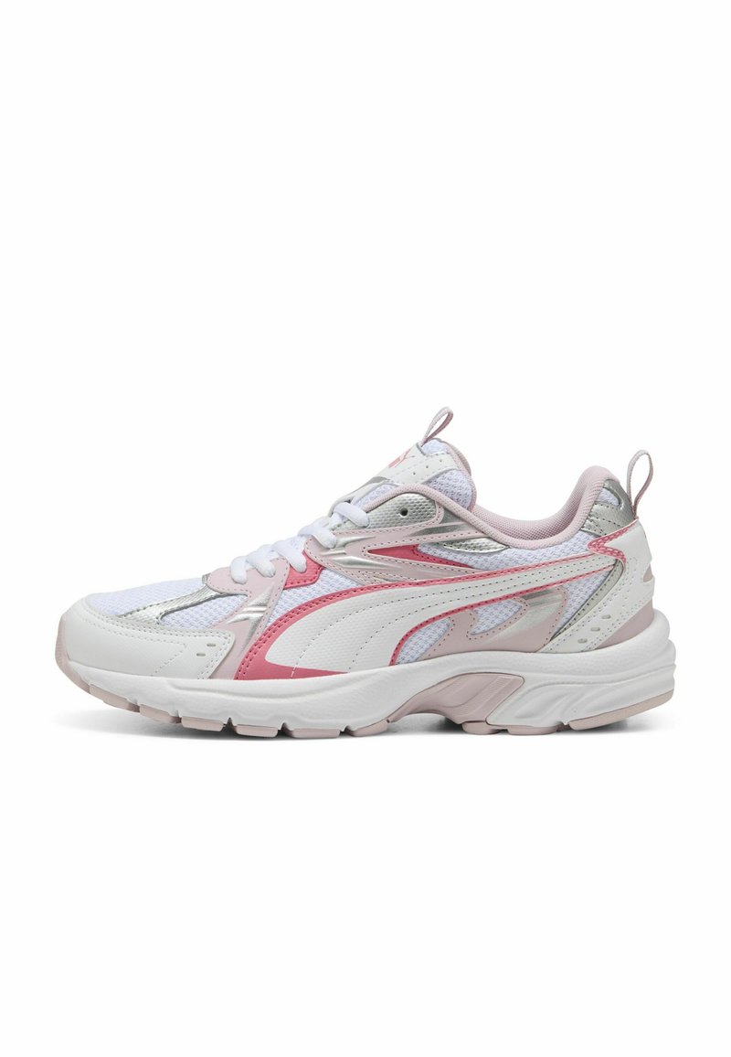 Zapatilla deportiva blanca con acentos en rosa y plata, que presenta una parte superior de malla, suela acolchada y sobrecapas de plástico para mayor soporte.