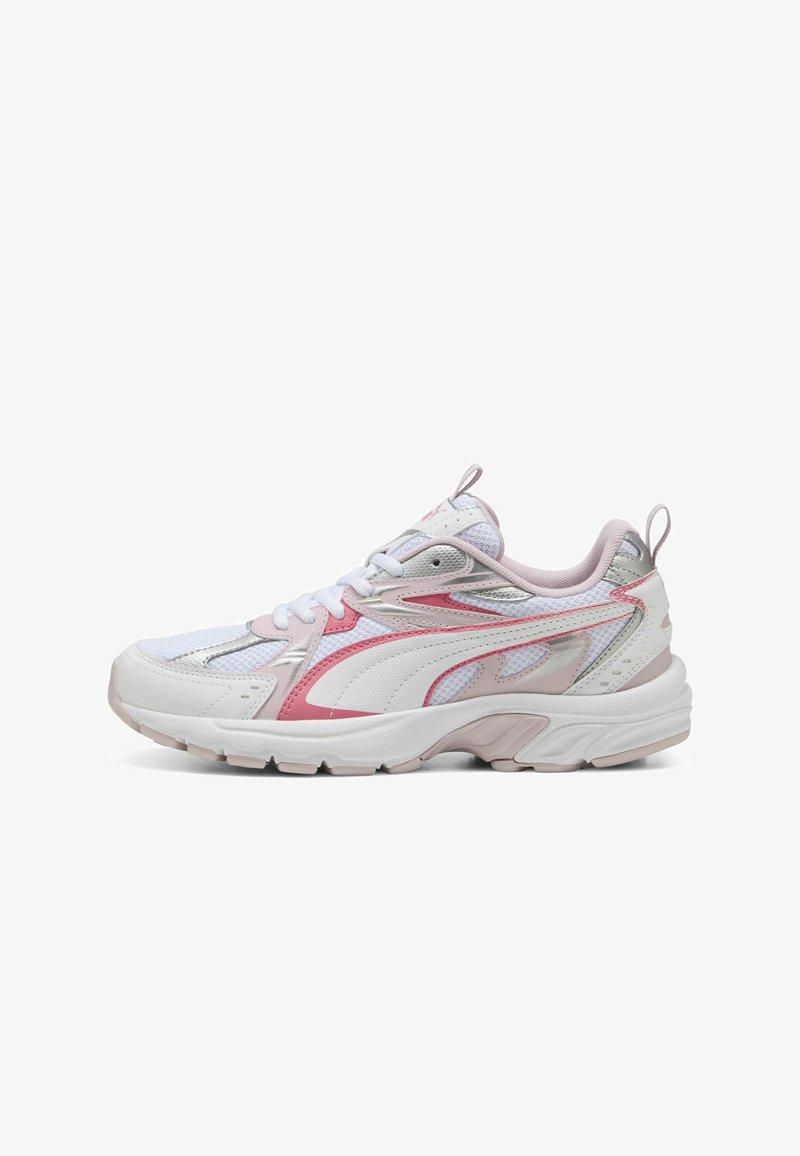 Zapatilla deportiva blanca con acentos en rosa y plata, que presenta una parte superior de malla, suela acolchada y sobrecapas de plástico para mayor soporte.