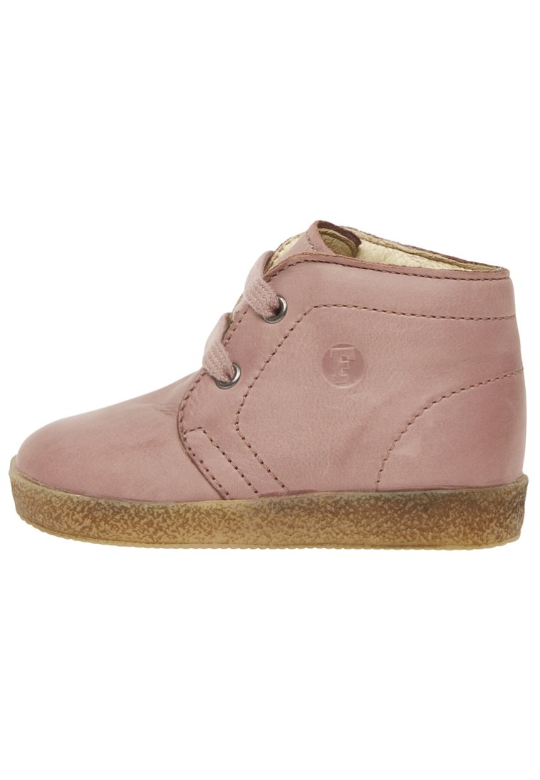 Botín de cuero rosa hasta el tobillo con un acabado suave, punta redondeada, diseño con cordones y una suela de goma texturizada para agarre. Logo icónico en el lateral.