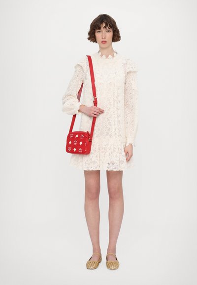 MCM AREN - Τσάντα χιαστί - candy red