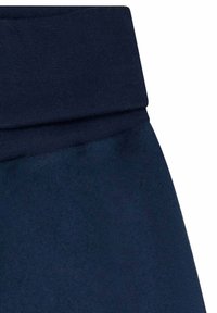 Pantaloni jogger blu navy con una ampia vita elastica; texture morbida e liscia; senza motivi o accessori visibili; design con gamba affusolata.