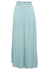 Jupe maxi bleu clair avec taille élastique froncée et tissu doux et fluide sur fond blanc.