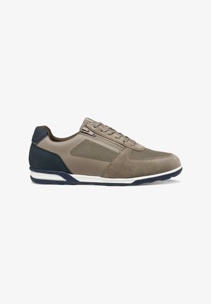 Sneaker da uomo dal profilo basso in taupe e blu navy con pannelli in suede e mesh, chiusura frontale con lacci, zip laterale e suola bianca testurizzata.