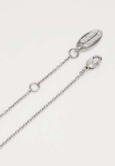 Silver chainhalsband med oval tagg graverad med "Vivienne Westwood." Har en spänne och cirkulära länkar, vilket ger en slät yta och reflekterande finish.