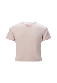 Kortærmet pink bomulds T-shirt med en let cropped design. Har røde broderede bogstaver på den øverste ryg. Blød tekstur, ensartet overflade.