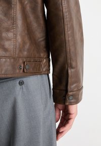Levi's® TRUCKER - Veste en similicuir - saddle
