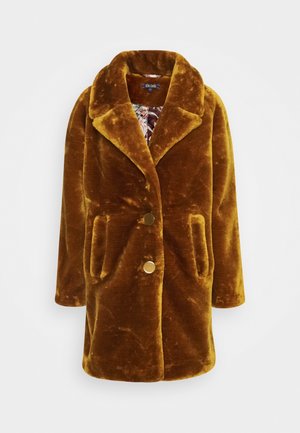 Manteau en fausse fourrure marron en peluche avec large col, deux poches avant et deux gros boutons ronds, doublure intérieure florale visible au niveau de l'encolure.