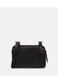 Borsa a tracolla in pelle nera con chiusura a zip, tracolla regolabile e logo in rilievo discreto. Presenta una texture liscia e una forma rettangolare.