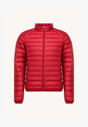 Rode pufferjack met een ritssluiting aan de voorkant, gequilt patroon, hoge kraag en elastische manchetten. Gemaakt van lichtgewicht, glanzend materiaal.