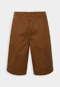 Shorts marron arrivant aux genoux avec passants de ceinture, fermeture à bouton, et un design simple et épuré sur fond blanc.