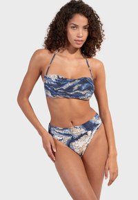 Bikini set v modrej, smotanovej a zlatej farbe so vzorom vĺn. Obsahuje top na ramienkach a nohavičky s vysokým pásom. Hladký materiál s nastaviteľnými popruhmi.