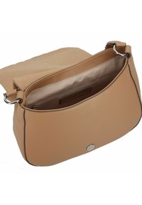 Sac à main en cuir beige avec une finition texturée, de forme incurvée, avec des accessoires en métal argenté et une fermeture à pression magnétique. Intérieur doublé avec une poche.