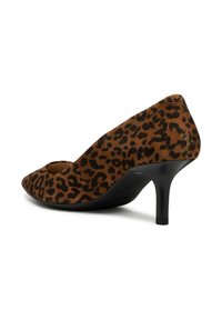 Chaussure à petit talon pour femme en daim marron imprimé léopard avec bout pointu et talon noir mince sur fond blanc.