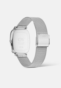 Orologio in acciaio inossidabile con quadrante quadrato, cinturino a rete e retro inciso. Presenta una chiusura a gancetto e una finitura lucida argento.