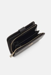 Portefeuille en cuir noir avec une fermeture éclaire, comportant plusieurs emplacements pour cartes et une surface texturée. Des accents en matériel doré sont visibles.