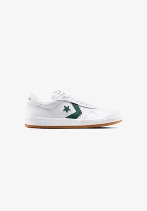 Weiße Leder-Sneaker mit grünen Stern- und Chevron-Details, Gummisohle in Kautschukoptik und schnürbarem Stoffverschluss, mit einer perforierten Textur an den Seiten.