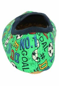 Groene stoffen slipper met een voetbalthema, voorzien van kleurrijke letters en balontwerpen. Elastische marineblauwe rand rond de opening voor een veilige pasvorm.