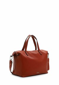 Punainen kiviin peitetty nahkalaukku, jossa on kaksi yläkahvaa, irrotettava olkahihna ja tasainen pohja. Hopeiset hardware-yksityiskohdat.