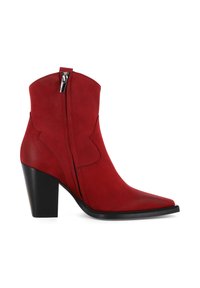 Bottines en suède rouge à bout pointu, avec fermeture éclair sur le côté et un talon épais noir. Présente des détails de couture subtils sur les côtés.