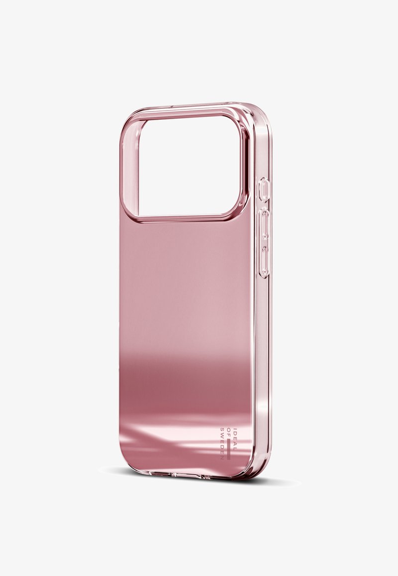 Funda de teléfono rosa translúcida con un recorte rectangular, textura suave, bordes redondeados y botones laterales. Presenta el nombre de la marca en la parte inferior.