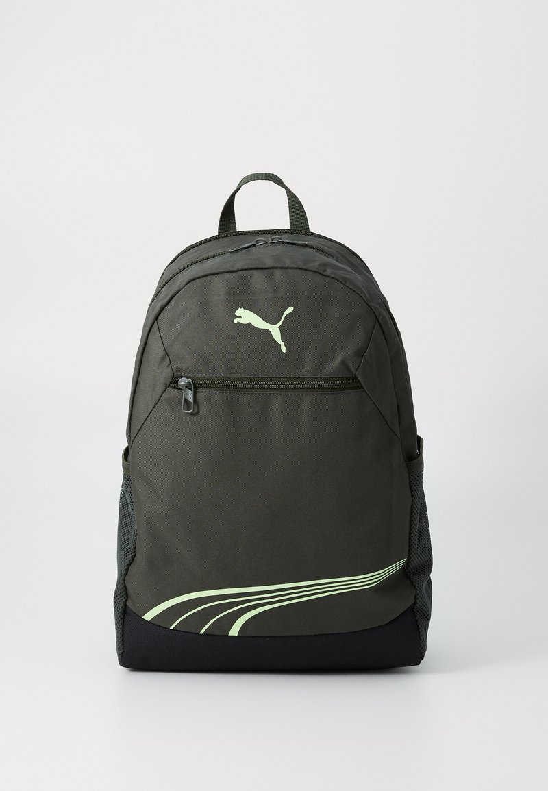 Mochila preta feita de tecido com uma textura suave. Apresenta um logótipo da Puma em verde claro e um design de faixa curva na parte inferior.