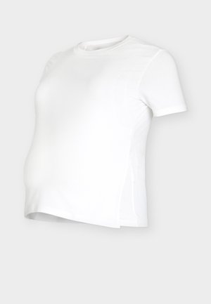 Camiseta premamá blanca hecha de tela suave, con mangas cortas, cuello redondo y aberturas laterales para mayor facilidad y comodidad.