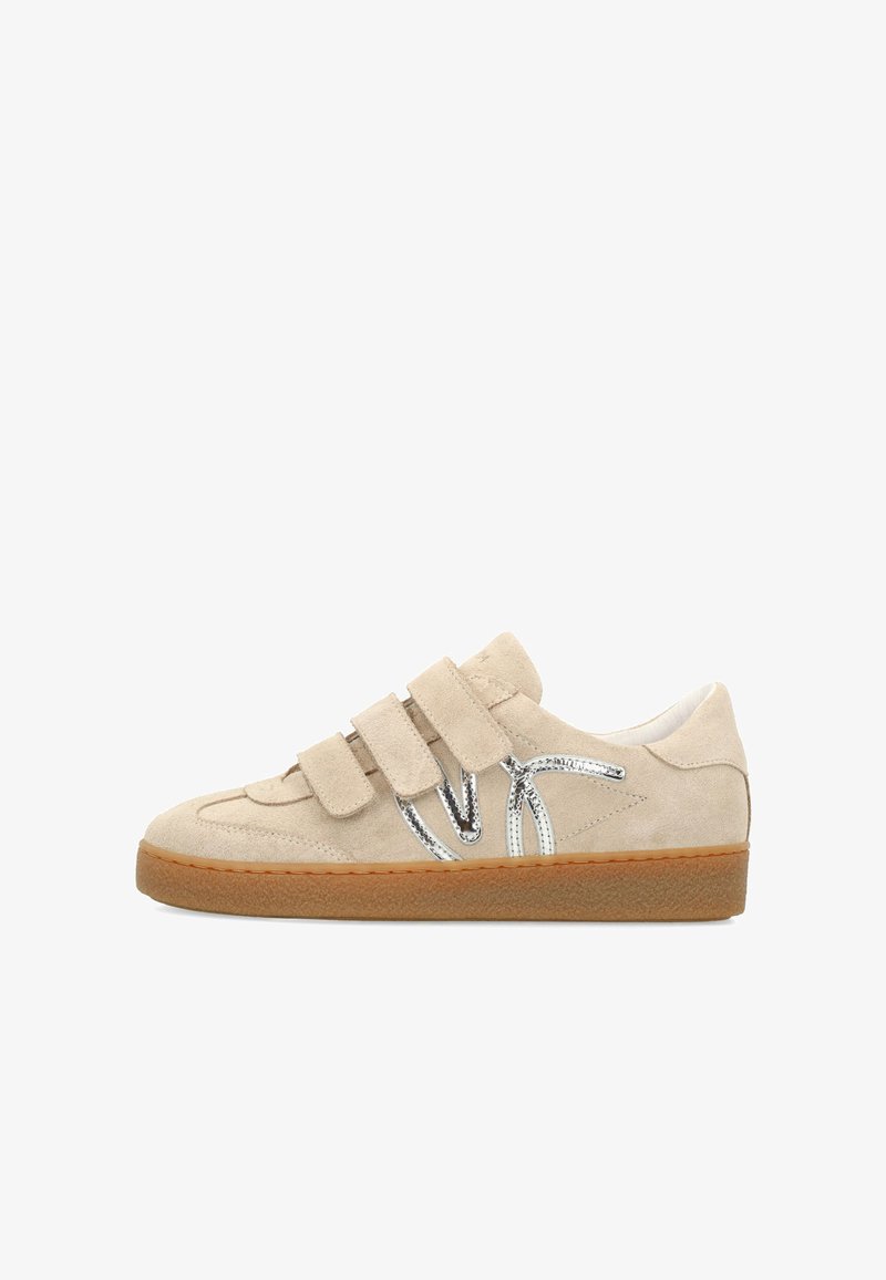 Baskets en daim beige avec trois bandes velcro, détail décoratif argenté sur le côté et semelle en gomme marron.