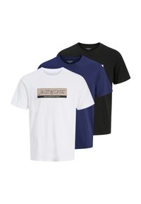 Drei T-Shirts in Weiß, Marineblau und Schwarz, mit kurzen Ärmeln und Rundhalsausschnitten. Das weiße T-Shirt hat ein Frontgrafik-Logo.