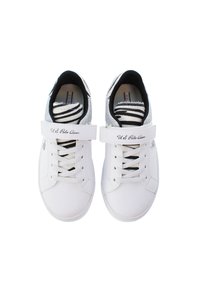 Hvide sneakers med en sikker rem, sort og hvid stribet foret, sølvfarvede detaljer ved kraven og traditionelt snøreluk.