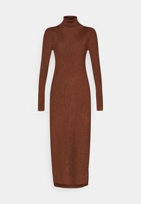 Robe midi marron en maille à manches longues avec une silhouette ajustée et un col roulé, présentée sur un fond blanc uni.