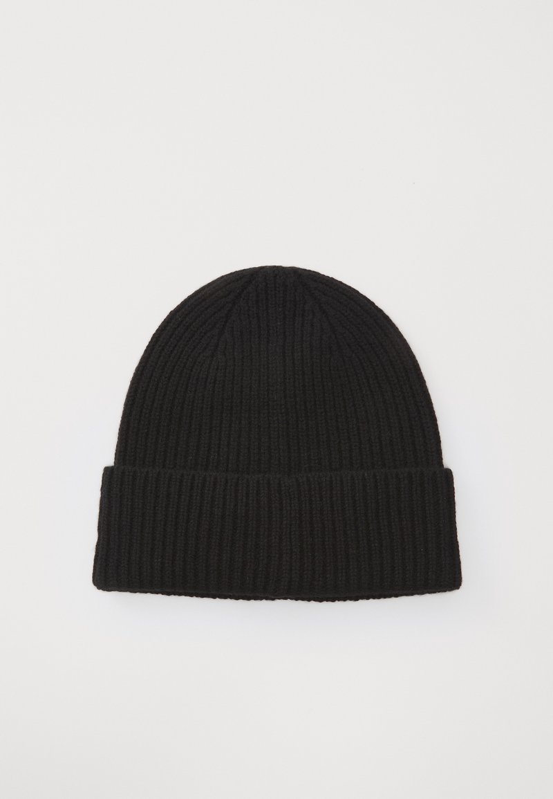 Musta neulepanta, jossa on ribbistruktuuri ja taitettu reunus. Muotoilu on yksinkertainen ja saumaton, ja siinä on pyöreä huippu.