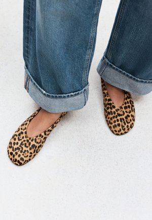 Next, REGULAR FIT - FOREVER COMFORT® SWUNG TOE BALLET FLATS . - Ballerines - leopard