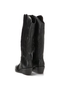 Botas de vaquero de cuero negro con costuras decorativas, punta afilada y un tacón bajo de madera. Cierre lateral para facilitar su uso.