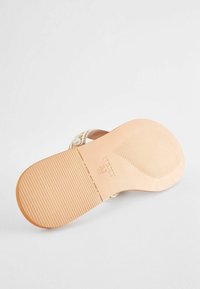 Next Sandalai su T formos dirželiu - cream