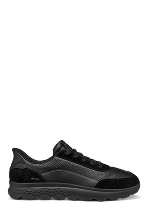 Sneaker nera low-top in pelle traforata, dettagli in suede, chiusura con lacci, suola ammortizzata e logo discreto del marchio sul tallone.