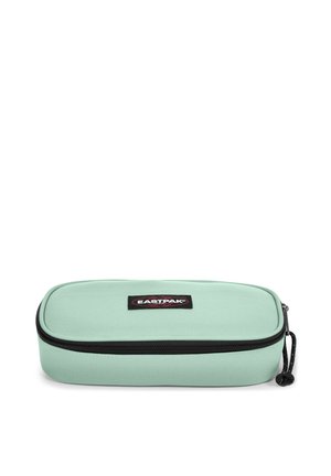 Estuche para lápices Eastpak en tela verde menta, forma rectangular, cierre de cremallera, herrajes negros y etiqueta de la marca en la parte frontal.